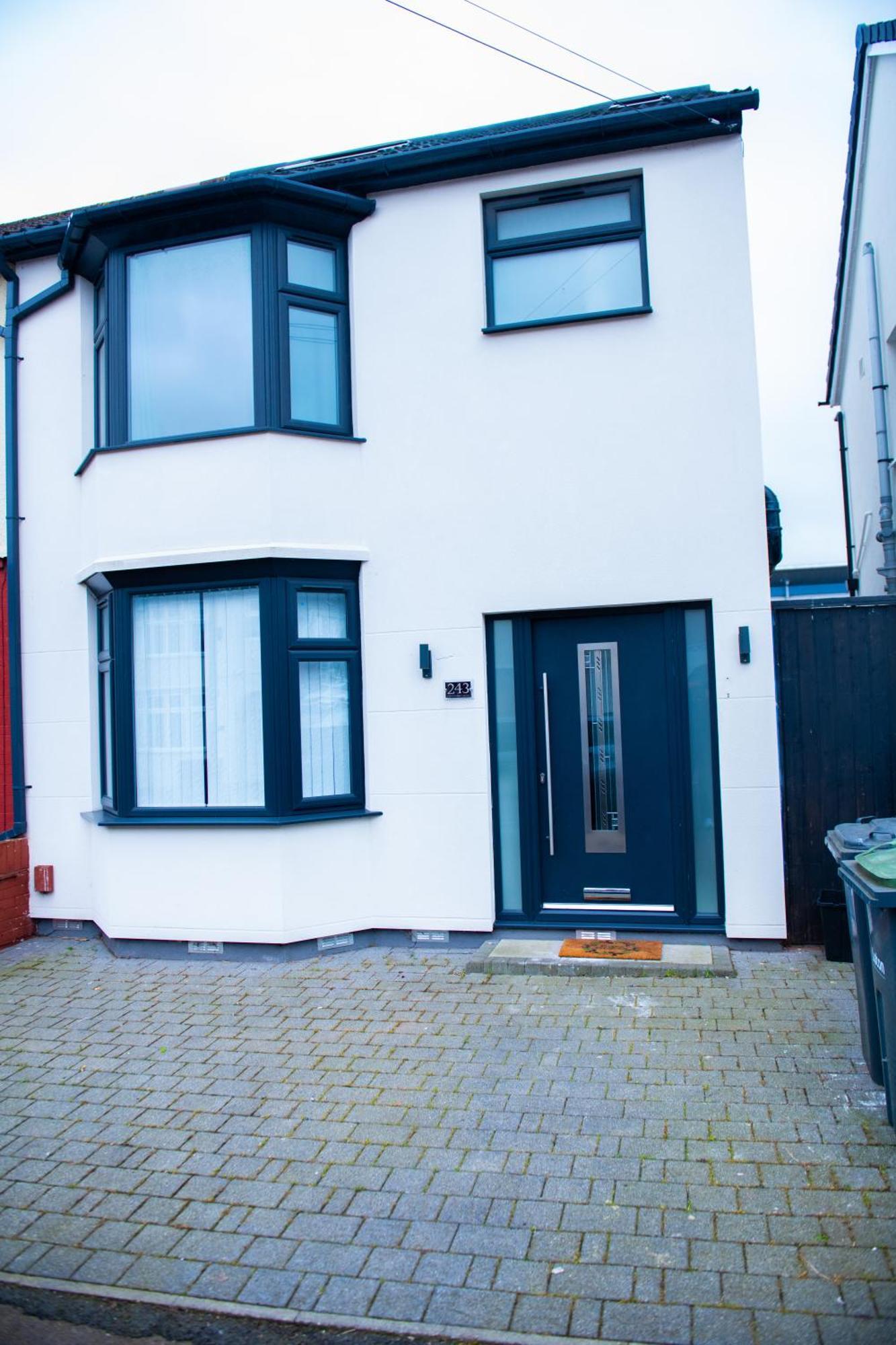 Newly Refurbished - Affordable Four Bedroom Semi-Detached House Near Luton Airport And Luton Hospital Exterior photo