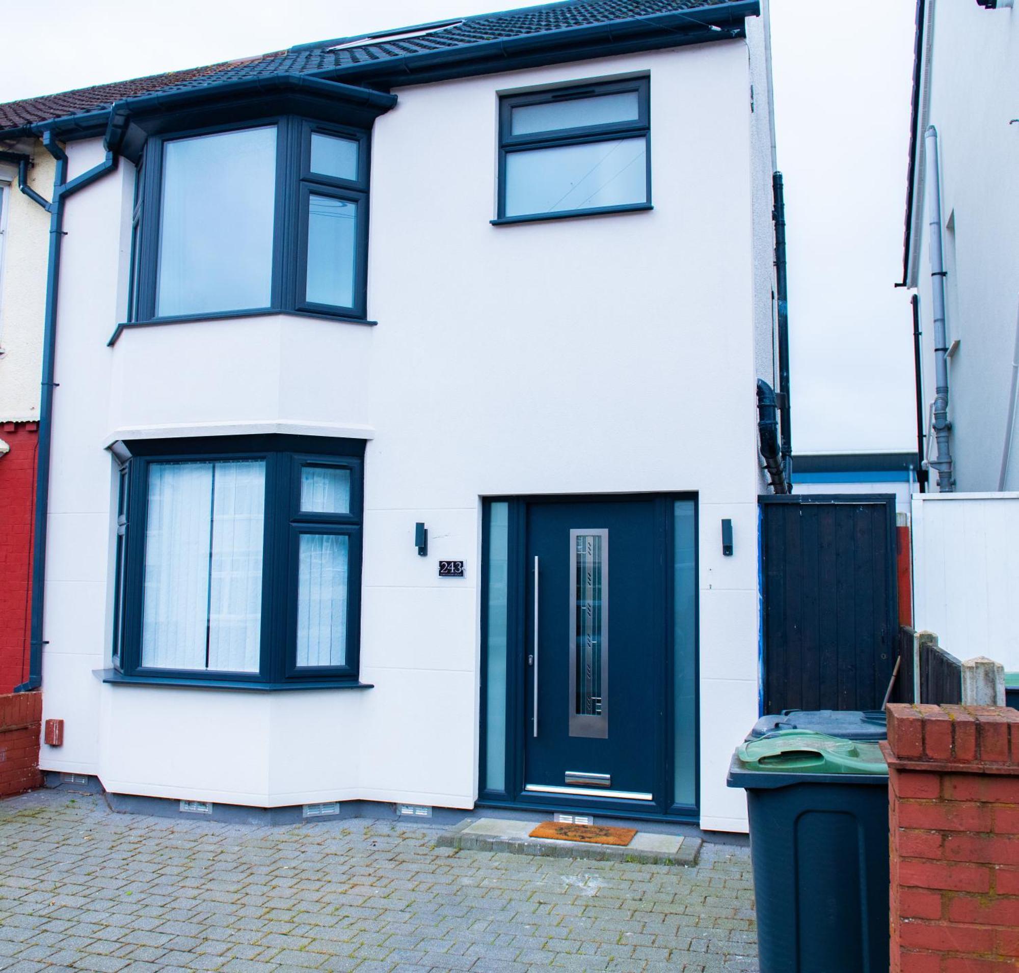 Newly Refurbished - Affordable Four Bedroom Semi-Detached House Near Luton Airport And Luton Hospital Exterior photo