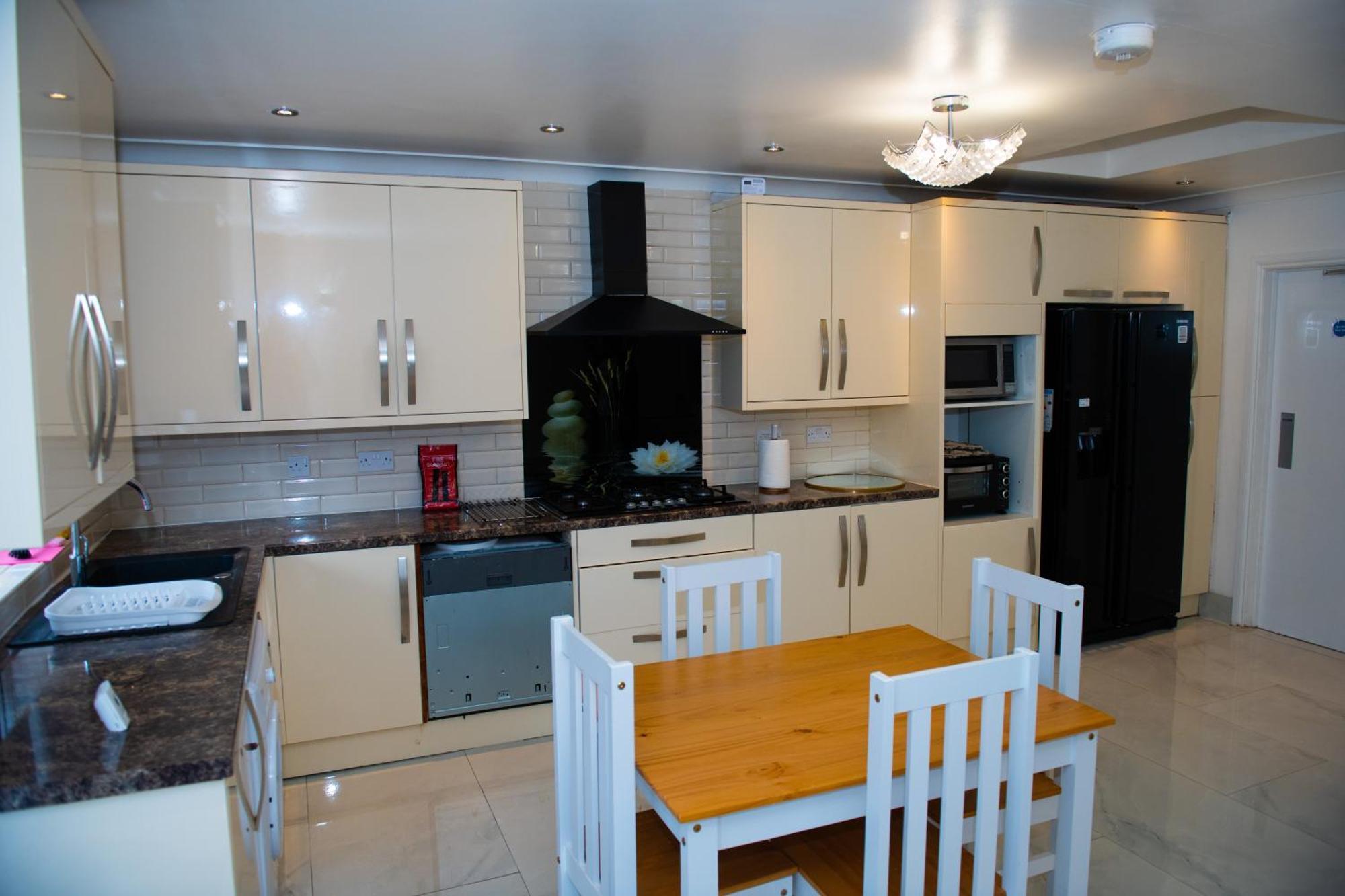 Newly Refurbished - Affordable Four Bedroom Semi-Detached House Near Luton Airport And Luton Hospital Exterior photo